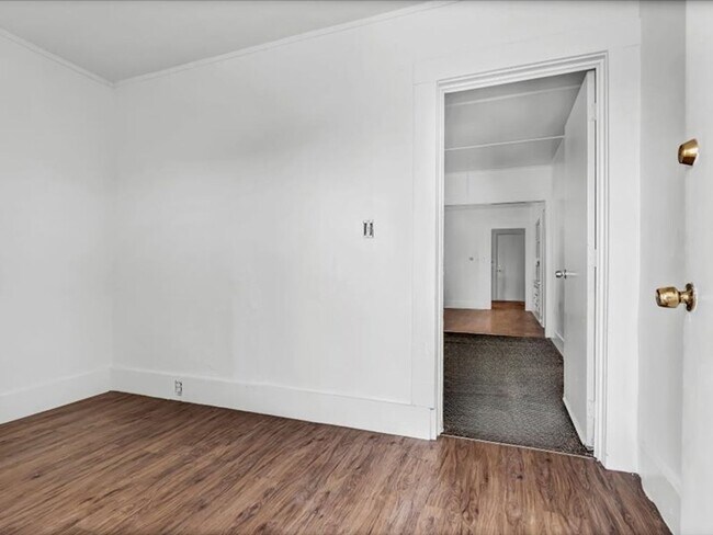 Building Photo - 333 E Ivy St