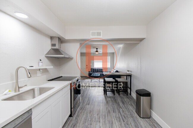 Building Photo - 2812 N 17th Pl
