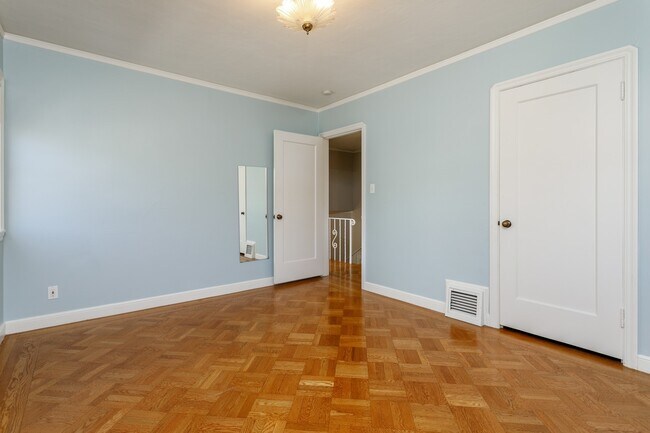 Building Photo - 818 Collier Dr