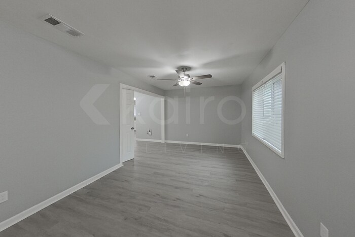 Building Photo - 230 E Colonial Dr