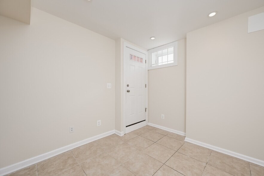 Foyler / den - 1873 3rd St NW
