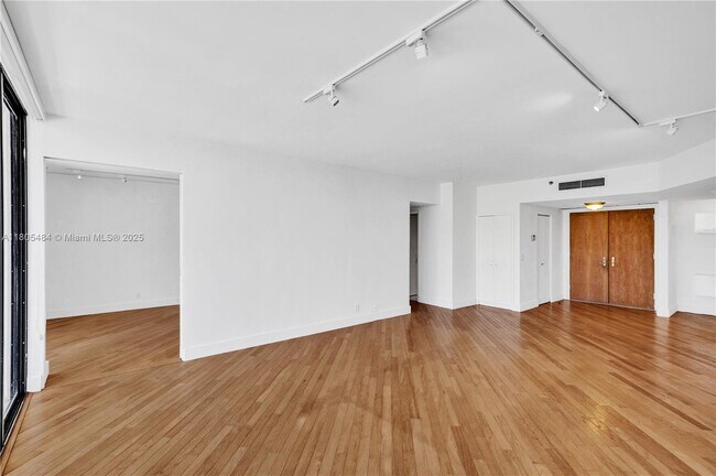 Building Photo - 20281 E Country Club Dr