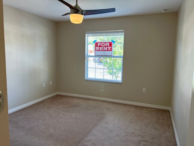 Building Photo - 12305 NE 48th Loop