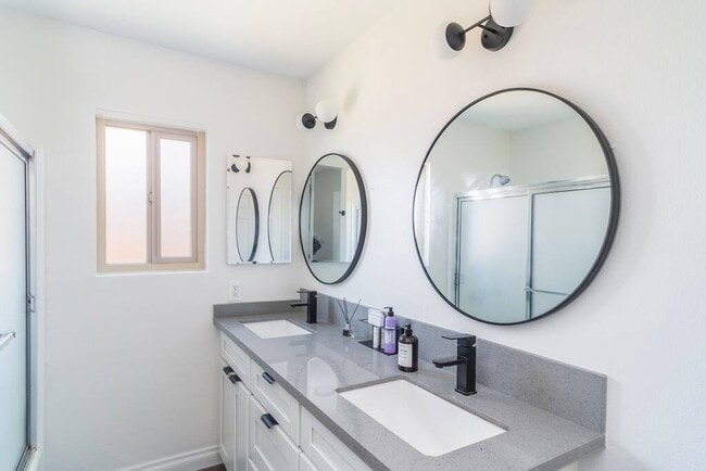 Building Photo - 57405 Navajo Trl