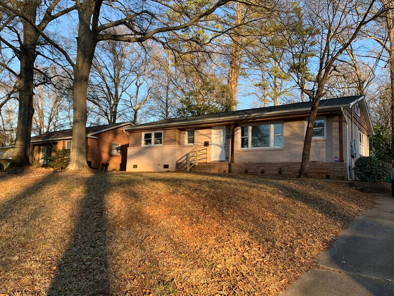 Large front yard - 3733 Blandwood Dr