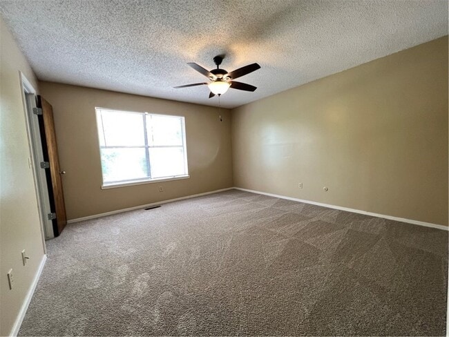 Building Photo - 2043 E Oaks Dr