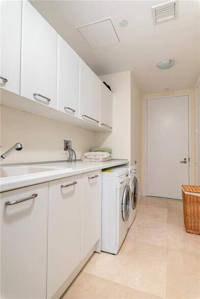 Building Photo - 16051 Collins Ave