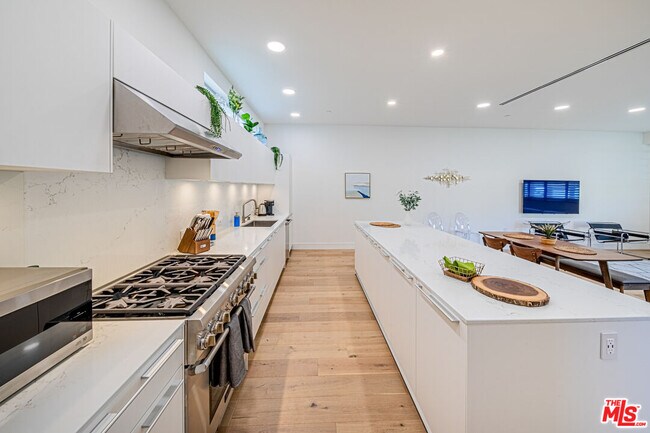 Building Photo - 6142 1/2 Lexington Ave