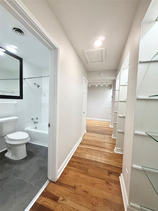 Building Photo - 20 Pinedale St