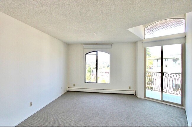 Building Photo - Spacious One Plus Bedroom Condominum off Broadway Terrace