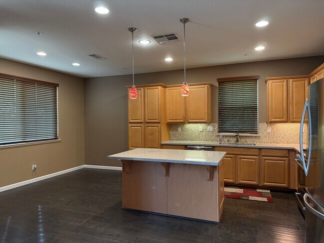 Building Photo - Private Cul-de-Sac Home in Gated Roseville Community with Views