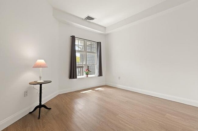 Building Photo - Commerce