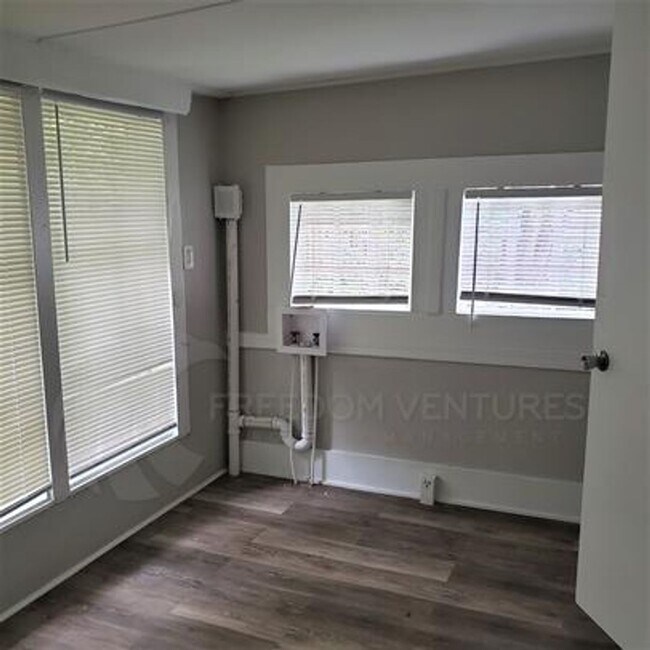 Building Photo - Spacious 3BR/2BA Rental with Hardwood Floo...