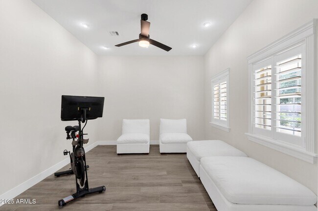 Building Photo - 856 W Quail Cir