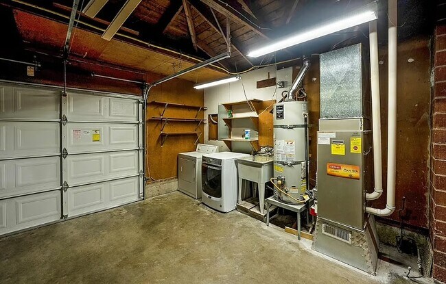 Building Photo - 9812 SE Reedway St