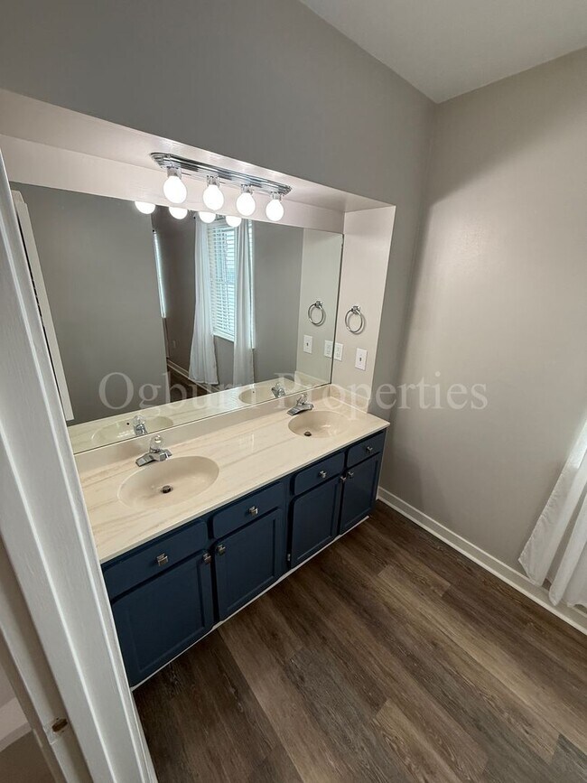 Building Photo - 315-507 N. Spruce St-1BR/1.5BA-Downtown APT!!!