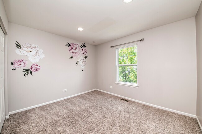 Building Photo - 5565 Cambridge Way