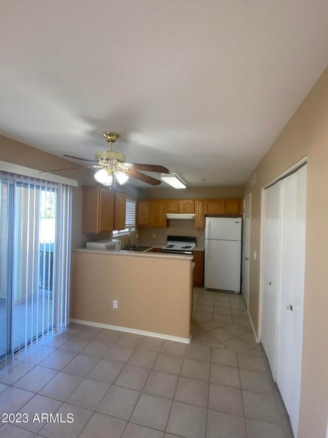 Building Photo - 2 bedroom townhome!