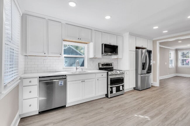 Building Photo - Beautifully Updated 2-Bedroom, 2-Bath Single-Level Home($1650/mo rent***)