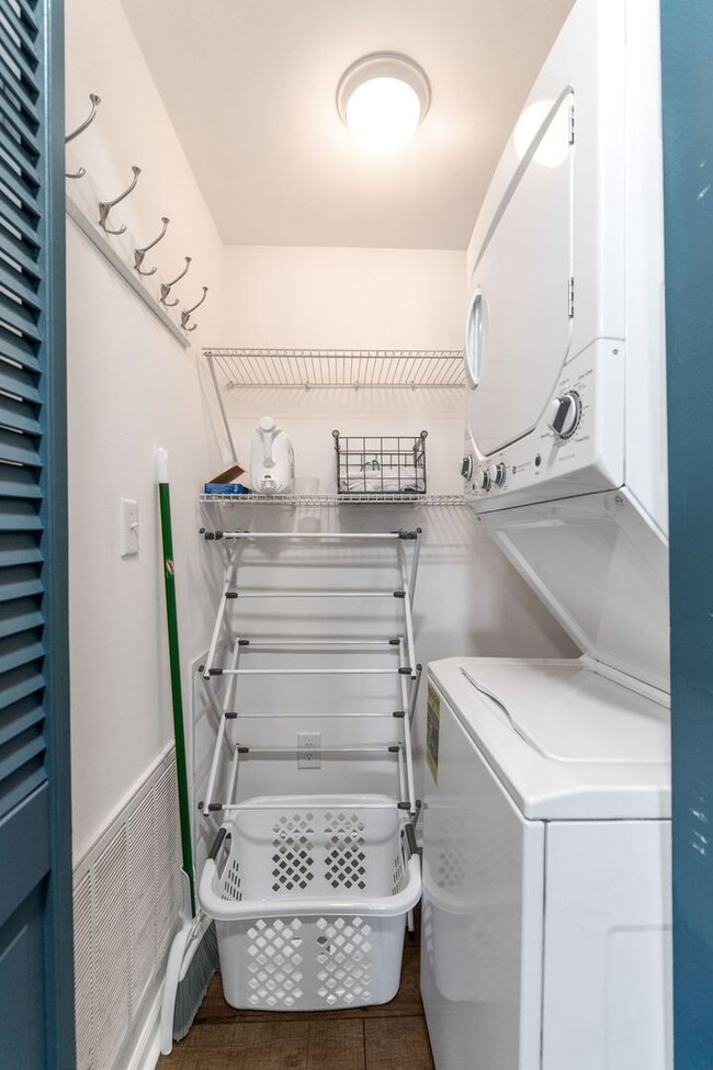 Building Photo - Fully Furnished 3 Bedroom Lakefront Home o...