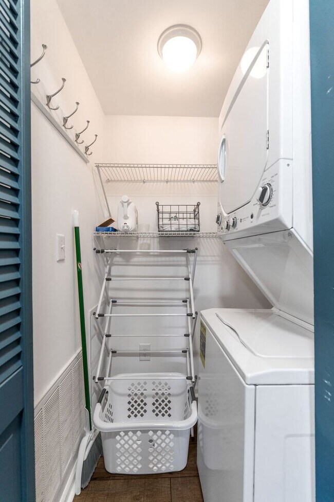 Building Photo - Fully Furnished 3 Bedroom Lakefront Home on Indian Lake