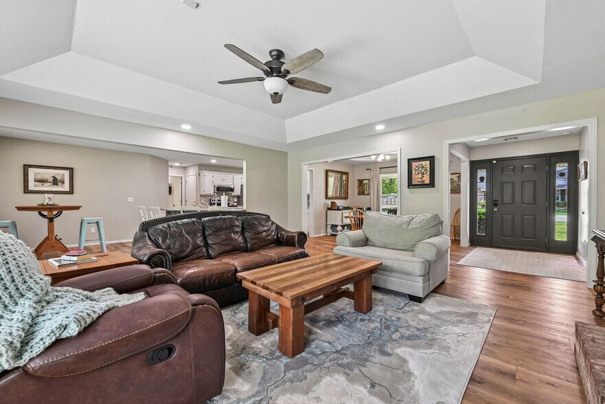 Building Photo - 822 Chatsworth Dr
