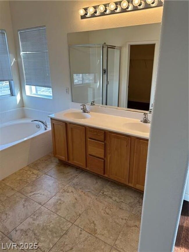 Building Photo - Beautiful 3 bedroom w loft 2.5 bath townho...