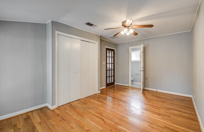 Building Photo - 5519 Huisache St