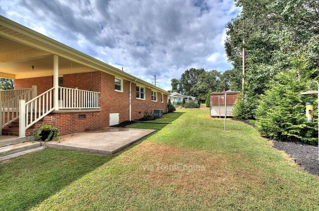 Building Photo - 301 Bannister St