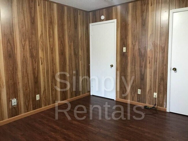 Building Photo - 409 Maple St