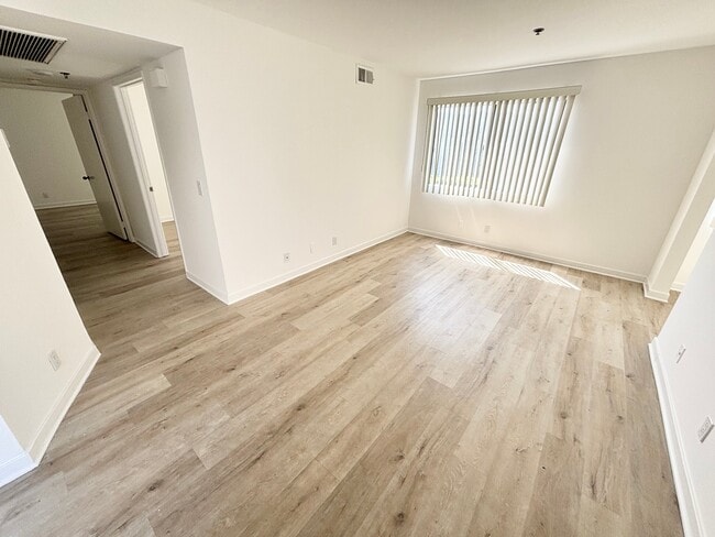 Building Photo - 555 Oak St