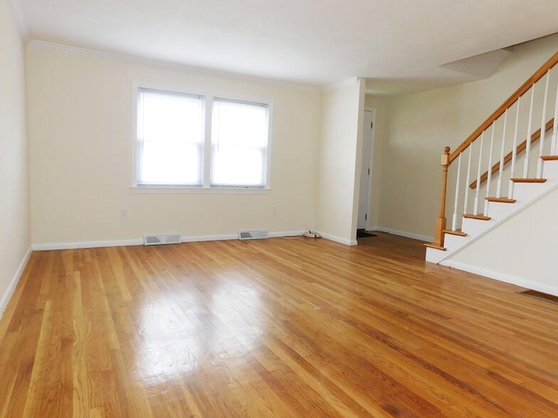 Building Photo - 249 Bridge St