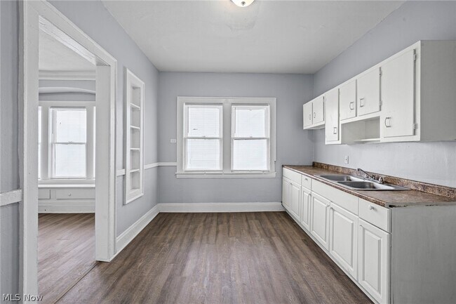 Building Photo - 3455 E 121st St