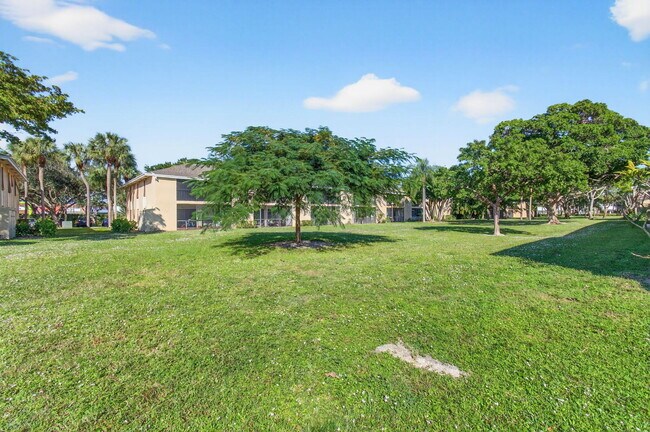 Building Photo - 3939 NE 5th Ave