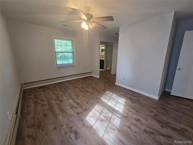 Building Photo - 2951 Hill Dr