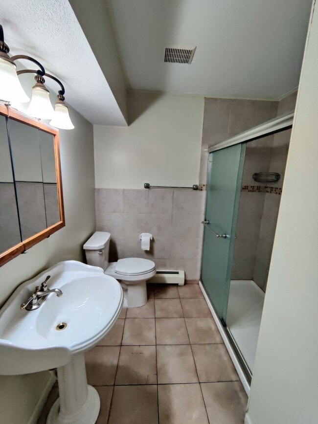 Building Photo - Oakville 218A