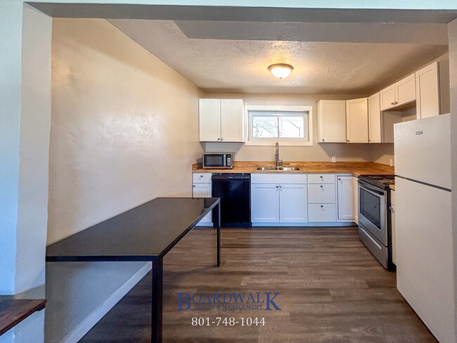 Building Photo - Spacious 4-Bed Home with In-Law