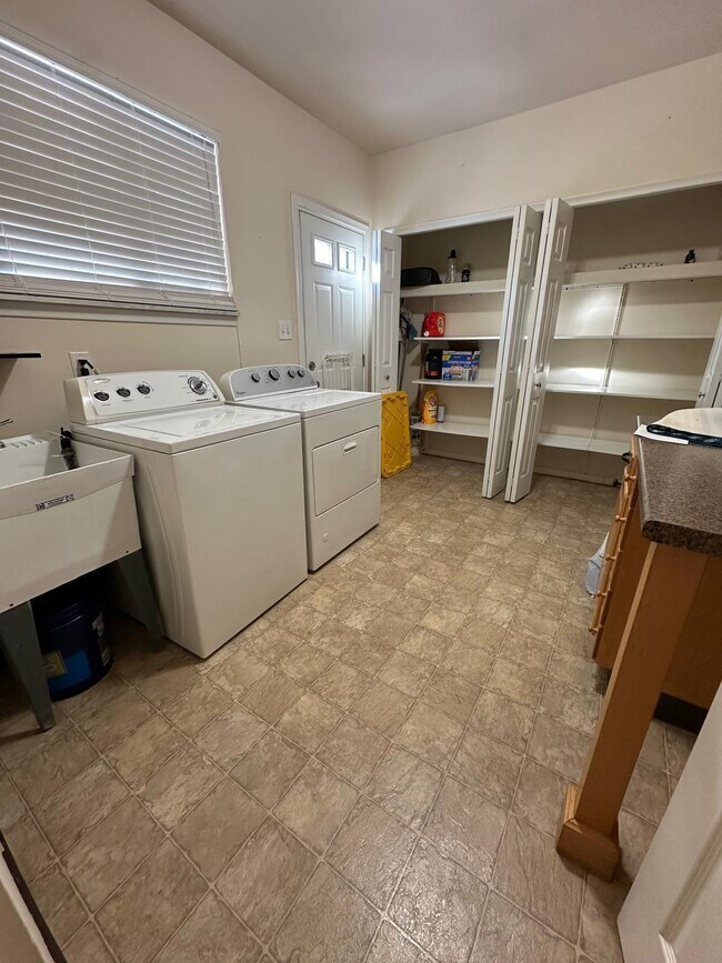 Building Photo - 2184 Cumberland Dr