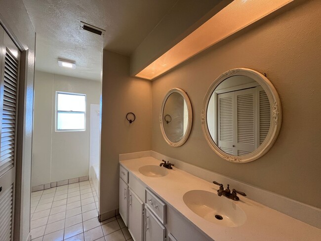 Building Photo - Southside Duplex w/ Two Car Garage