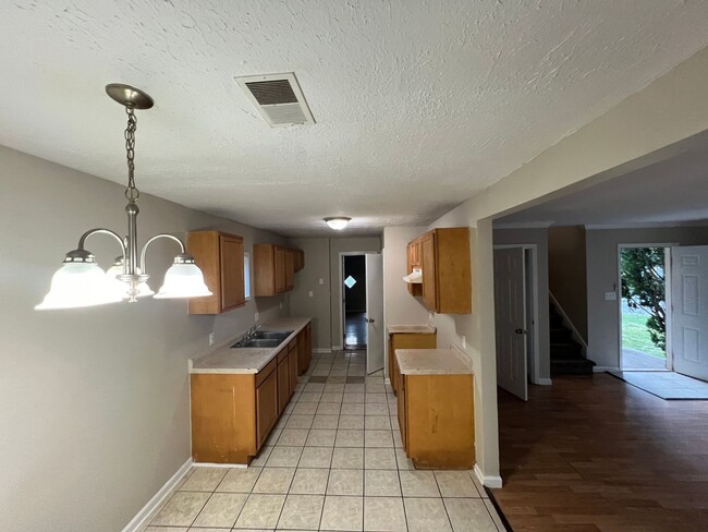 Building Photo - Spacious 3 bedroom 2.5 bath home.