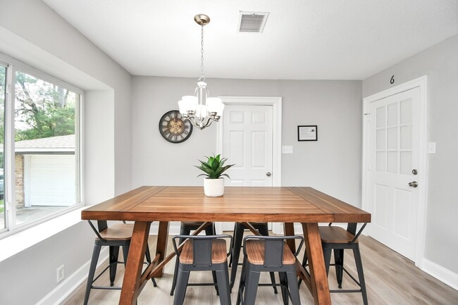 Building Photo - 21722 Forest Glade Dr