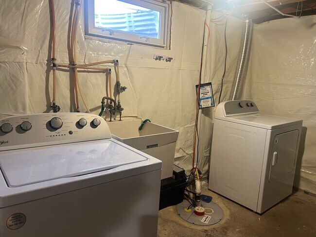 Building Photo - 2 Bed, 1 Bath Single-Family Home Close to ...