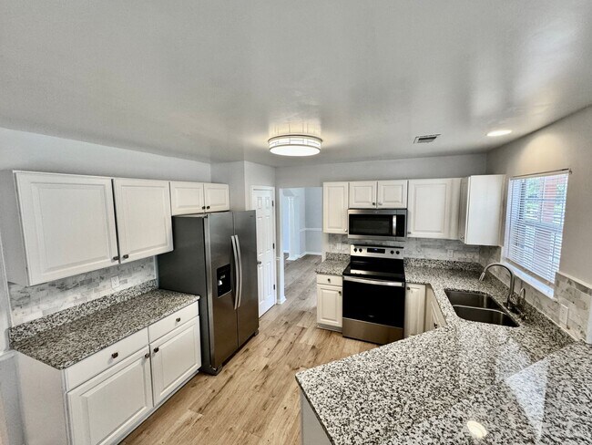 Building Photo - 4-Bedroom Home Castleton Ready 07-16-26! A Pet-Friendly Home - All Appliances - Fenced Yard - Exc...