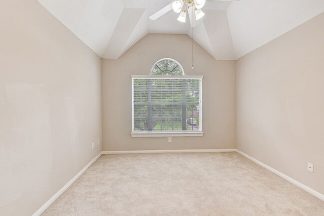 Building Photo - Beautiful 4 bedroom 2.5 bathroom with mass...