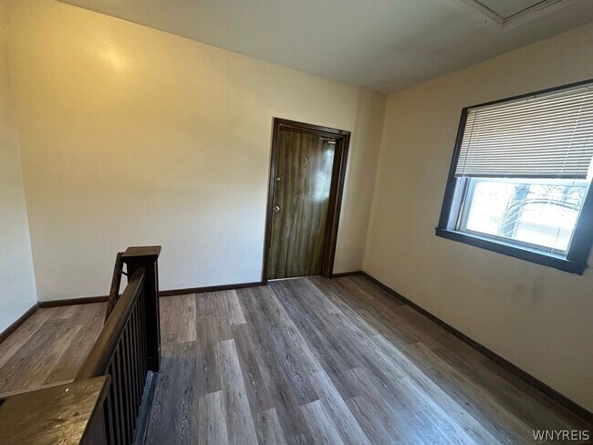 Building Photo - 654 Hertel Ave