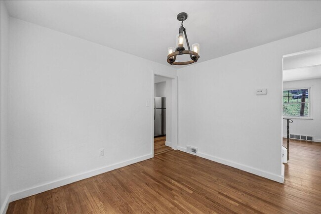 Building Photo - 2182 Pauline Ave