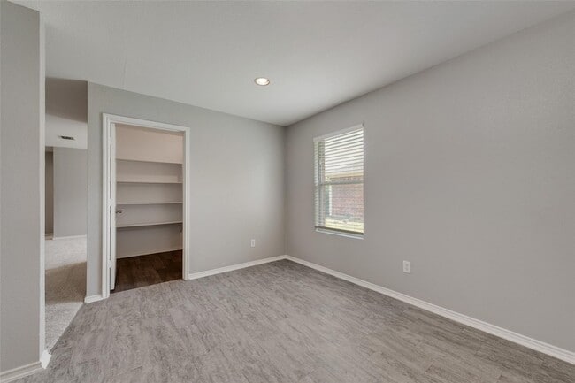 Building Photo - 613 Preston Dr