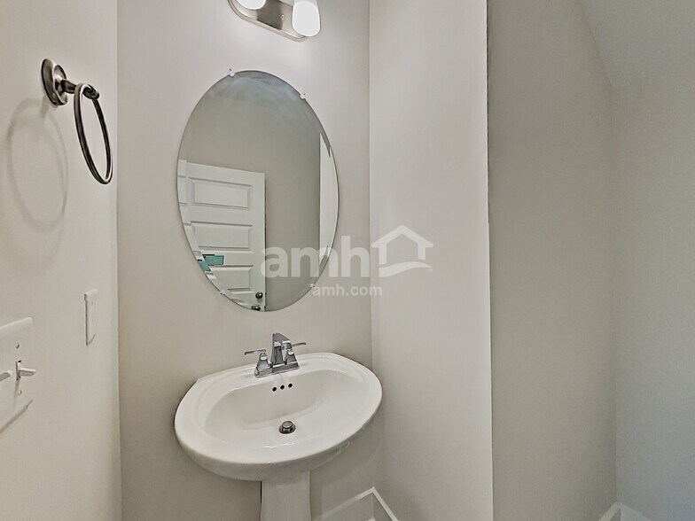 Building Photo - 326 Charity Ln