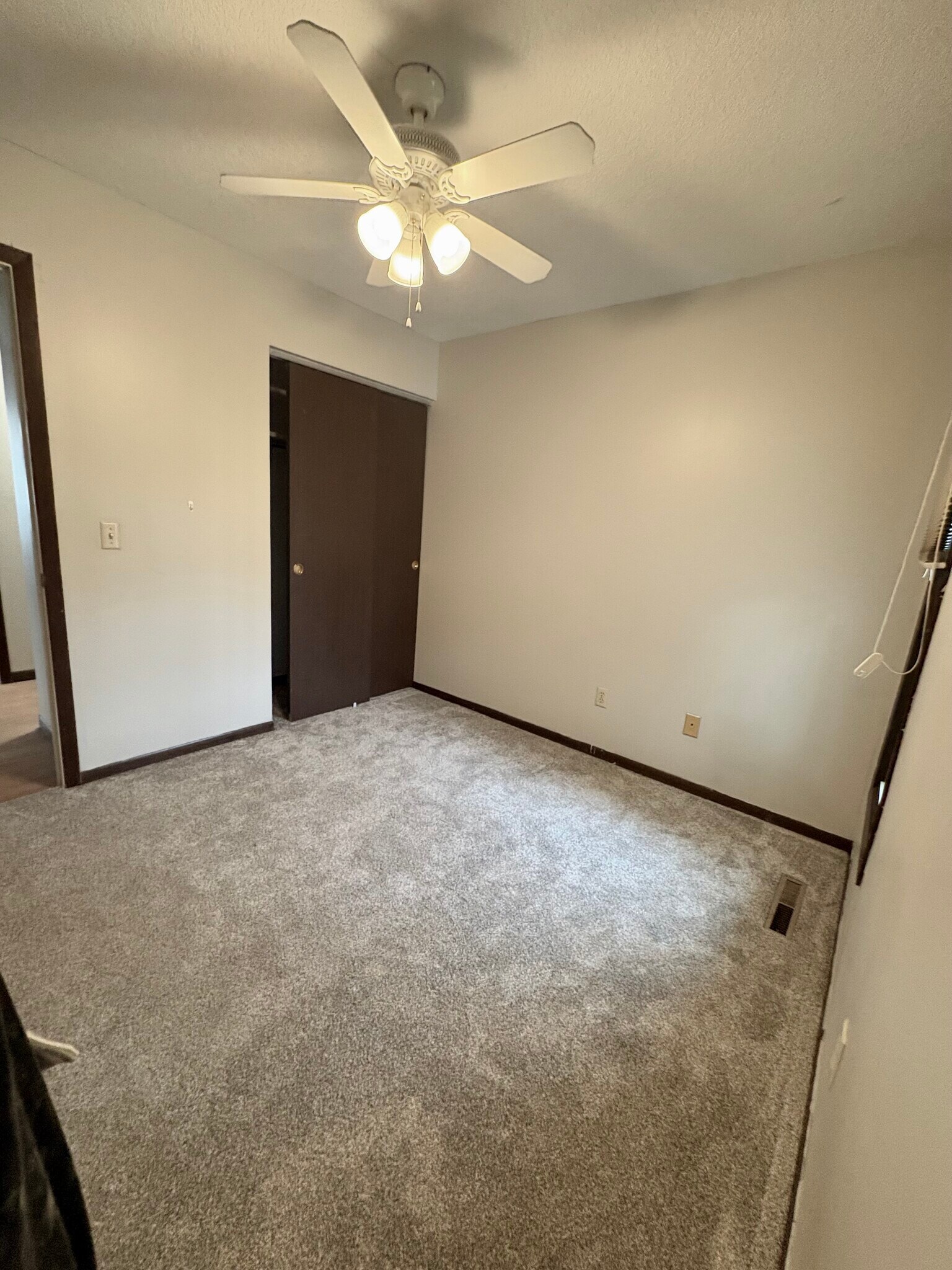 Second bedroom - 3885 Tam O Shanter Dr N