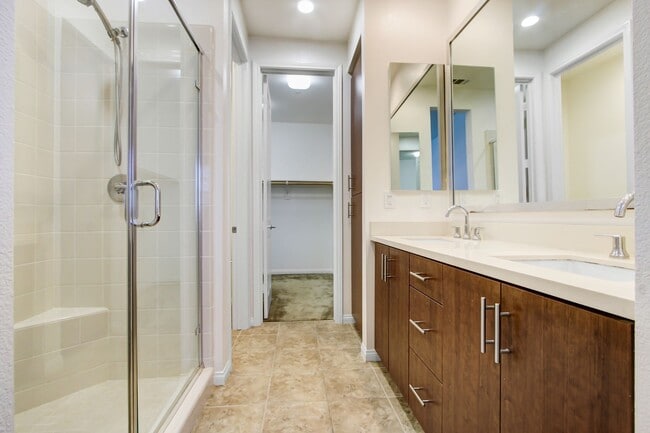 Building Photo - Tri-Level Azusa Townhome
